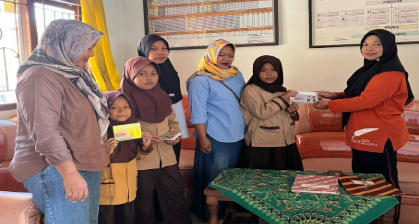 Kepala SDN Gelaran II Karangmojo Serahkan Simbolis Penerima Beasiswa